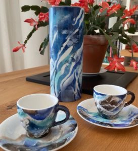 vase-et-tasses-decor-bleu